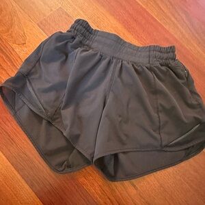 Lululemon Athletica size 2 Black hotty hot 2.5” low rise lined shorts